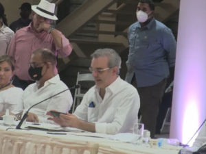 Azuanos alegres tras presidente prometerle una extensión de la UASD 