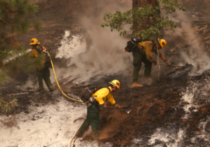 Los esfuerzos de extinción del mayor de los incendios activos en California (EEUU) permanecen estancados a causa de las condiciones climáticas adversas