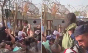 Videos desgarradores de padres y madres tratando de entregar a sus hijos por encima de una valla de seguridad en el aeropuerto de Kabul, en Afganistán