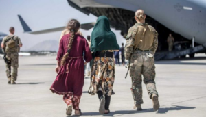 Miles de afganos que intentan huir de Afganistán a través del aeropuerto de Kabul corren el riesgo de quedar atrapados tras la medida de los talibanes 