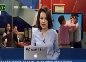 Dos empleados se enfrentan a golpes en plena transmisión en vivo 