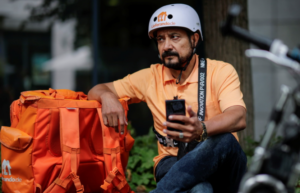 El exministro de Comunicaciones y Tecnología de Afganistán, Syed Ahmad Shah Sadat, se gana la vida trabajando de repartidor de comida 