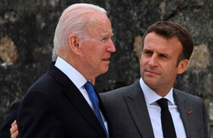 El presidente EE.UU., Joe Biden, y su homólogo francés, Emmanuel Macron, conversaron sobre cómo coordinarse para prestar asistencia humanitaria a Afganistán 