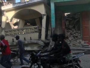 Decenas de personas en Pedernales salen de sus hogares por fuerte sismo en Haití