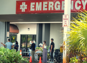 Florida batió todas las marcas, con 13,977 ingresos hospitalarios por la COVID-19 y más de 28.300 nuevos casos diarios tanto el sábado como el domingo