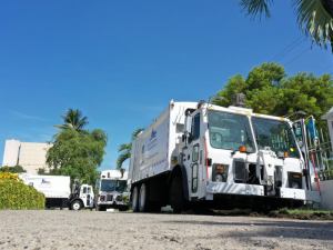 Liga Municipal Dominicana entrega camiones recolectores a alcaldías 