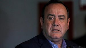 Investigan supuesto soborno de rusos a presidente de Guatemala