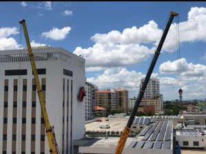 Reinstalan “Camioneta Roja” en edificio de Santo Domingo Motors