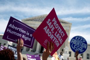 Personas se manifiestan en favor del aborto en EE.UU., en una fotografía de archivo. EFE/Shawn Thew