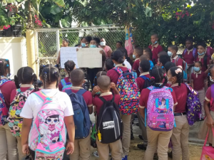 Por falta de recursos, padres cierran con candado escuela en Nagua 