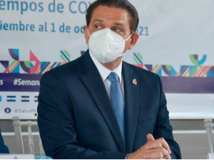 Autoridades evalúan emisión de pasaporte de vacunación para viajeros