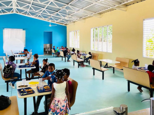 Reabren comedor escolar en Bávaro para niños de escasos recursos