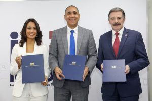 Indotel finaliza firma de contratos de concesión con telefónicas