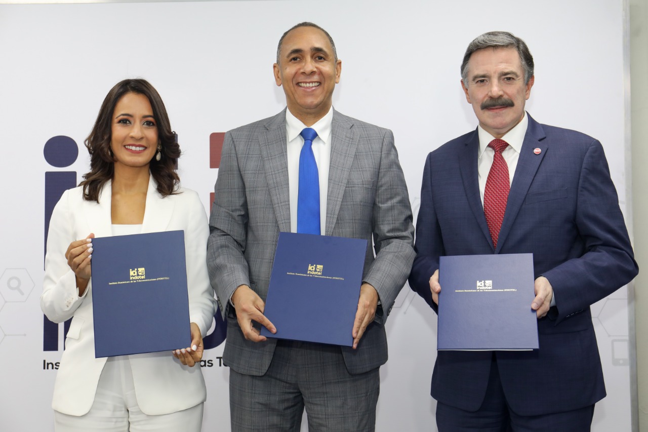 Indotel finaliza firma de contratos de concesión con telefónicas