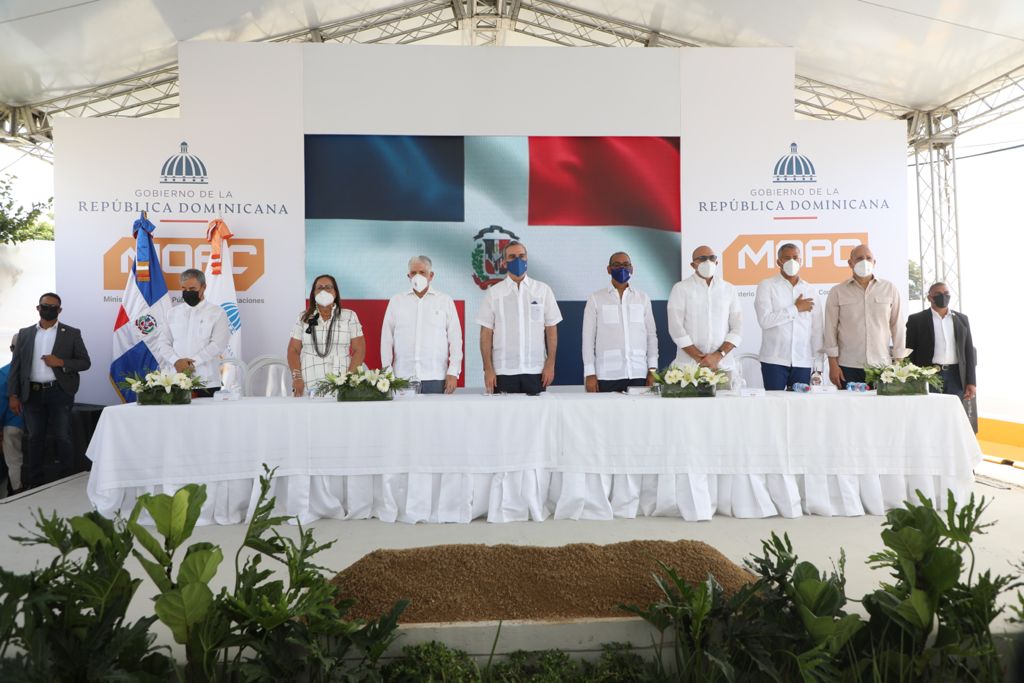 Gobierno inicia ampliación de tres carreteras en Santiago