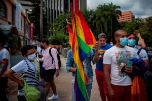 Un grupo de personas participa en una manifestación contra la discriminación en un restaurante hoy, en Caracas (Venezuela). EFE/ Miguel Gutiérrez