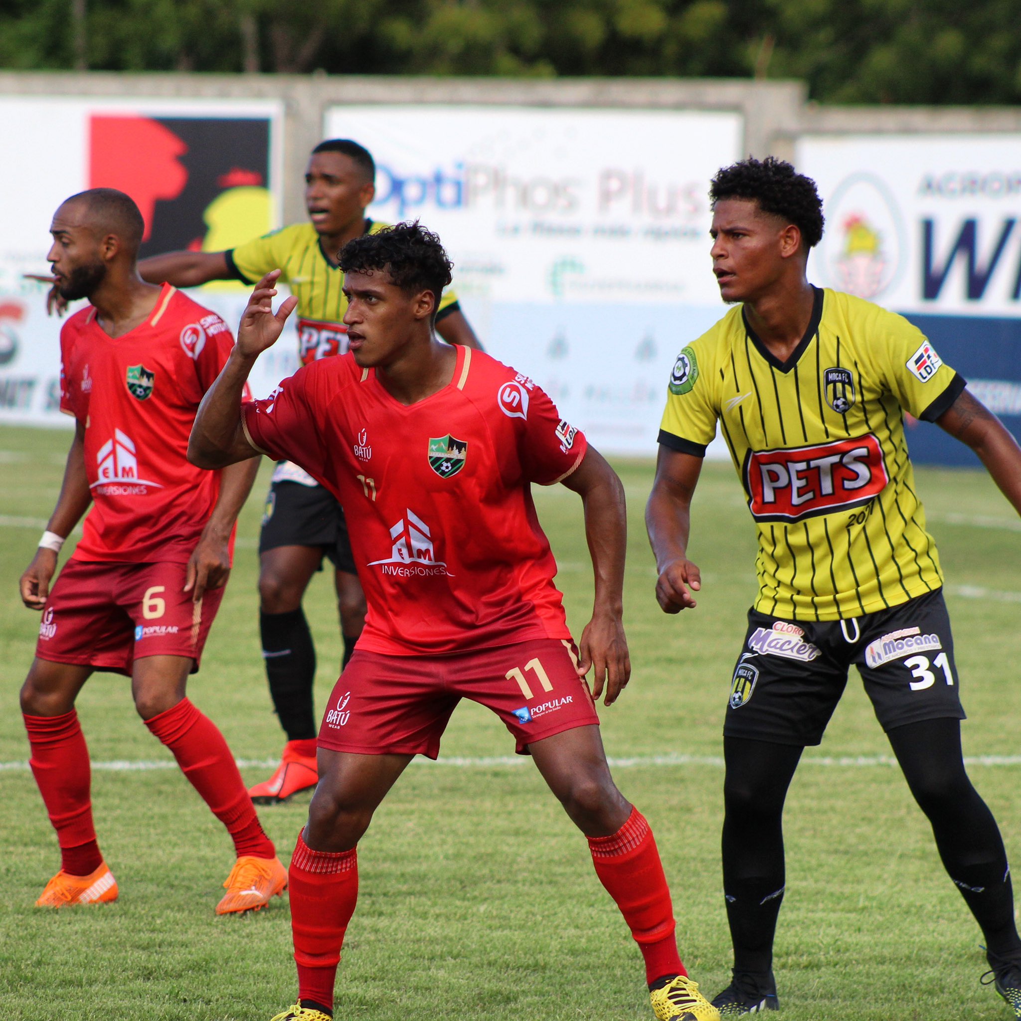 El primer encuentro de la fecha se llevará a cabo en el Estadio Junior Mejía en Jarabacoa con el duelo histórico entre los de la montaña y Moca FC