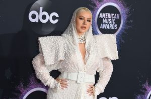 Christina Aguilera posa “topless” para anunciar fiesta de la comunicad LGBT+