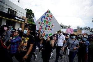 Miles de salvadoreños protestan contra el Gobierno de Nayib Bukele