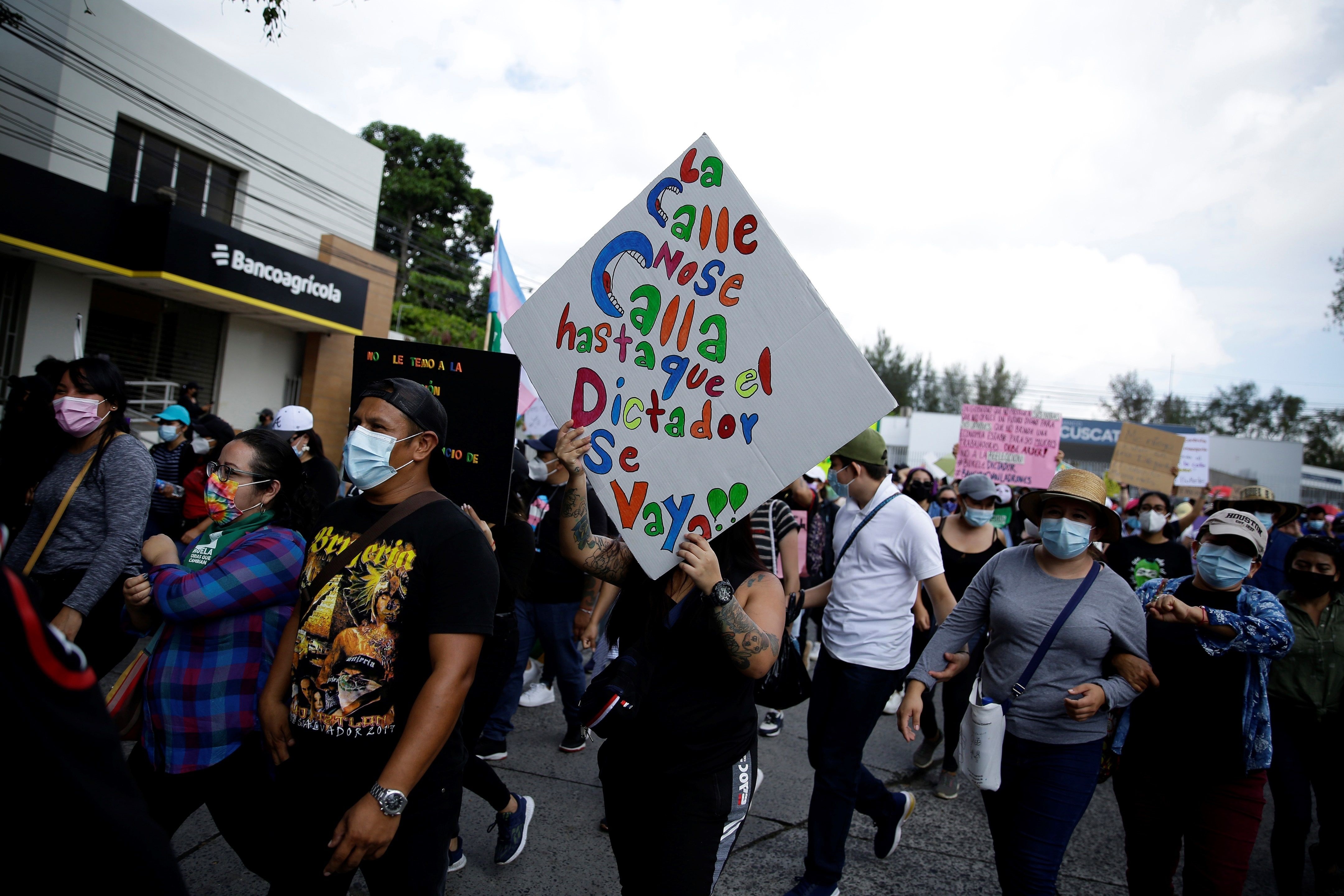 Miles de salvadoreños protestan contra el Gobierno de Nayib Bukele