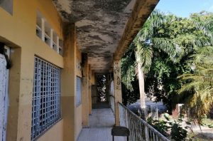 Denuncian progresivo estado de abandono de escuela en Villa Tropicalia