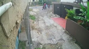 Denuncian atraco de una madre mientras llevaba sus niños al colegio