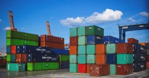 Déficit comercial de Estados Unidos bajó en julio un 4.3 %