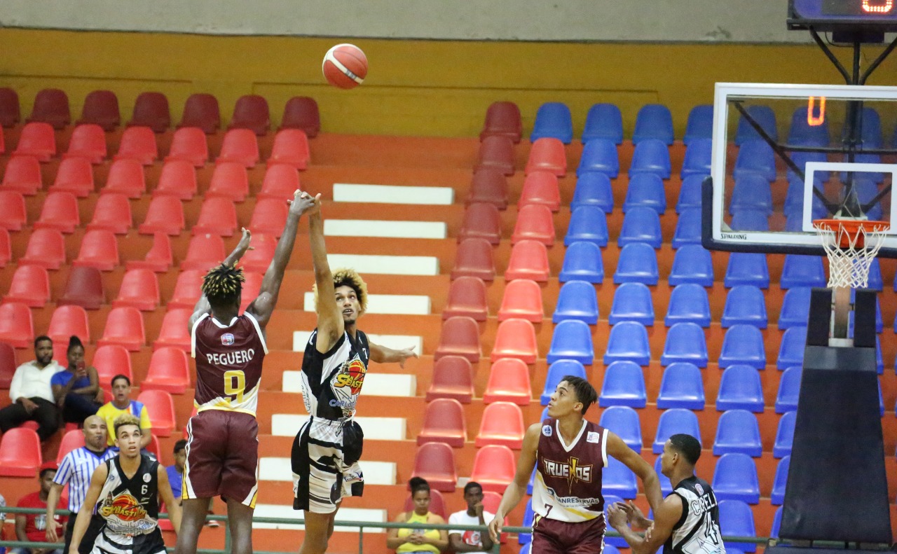 En el duelo de dos equipos invictos, los Truenos prevalecieron como los invencibles del Circuito Norte al vencer 101-100 al Club San Sebastián en la LND