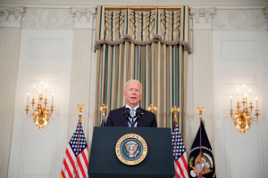 Biden asume responsabilidad por el maltrato a los migrantes 