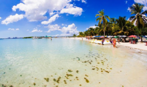 Miles de personas se dan un chapuzón en playa de Boca Chica, muchas personas aprovecharon el feriado por el Día de las Mercedes para recrearse 
