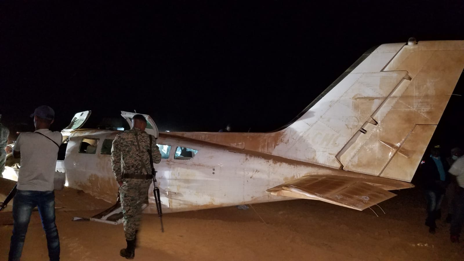 Pedernales: cupan 275 paquetes de "cocaína" en avioneta caída