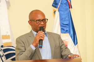 Esteban Pérez Polanco, director del INEFI, encabeza una sesión de trabajo donde presenta los planes de la institución para el próximo año escolar en una reunión que también estuvo presente el ministro de Educación, Roberto Fulcar.