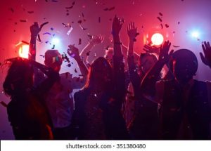 Una fiesta masiva de estudiantes paraliza un barrio de Madrid