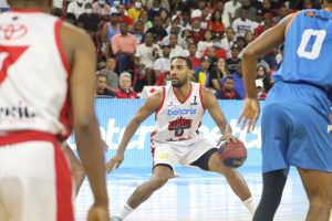 Momento en que Juan Guerrero de Leones de Santo Domingo va al ataque frente a los Titanes del Distrito en el juego no. 4 de la final de la LNB