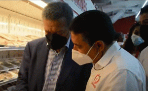 Leonel Fernández visita supermercado en SFM y realiza compra