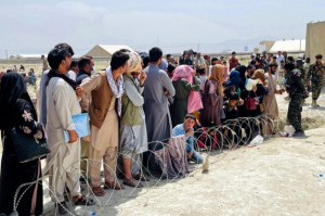 EEUU confirmó que mantiene suspendida la entrada al país de los afganos evacuados de Kabul, por la detección de seis casos de sarampión