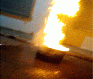  Incendian neumáticos frente a Edenorte en Nagua