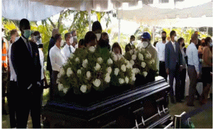 Sepultan padre ministro Obras Públicas en cementerio Jardín Memorial