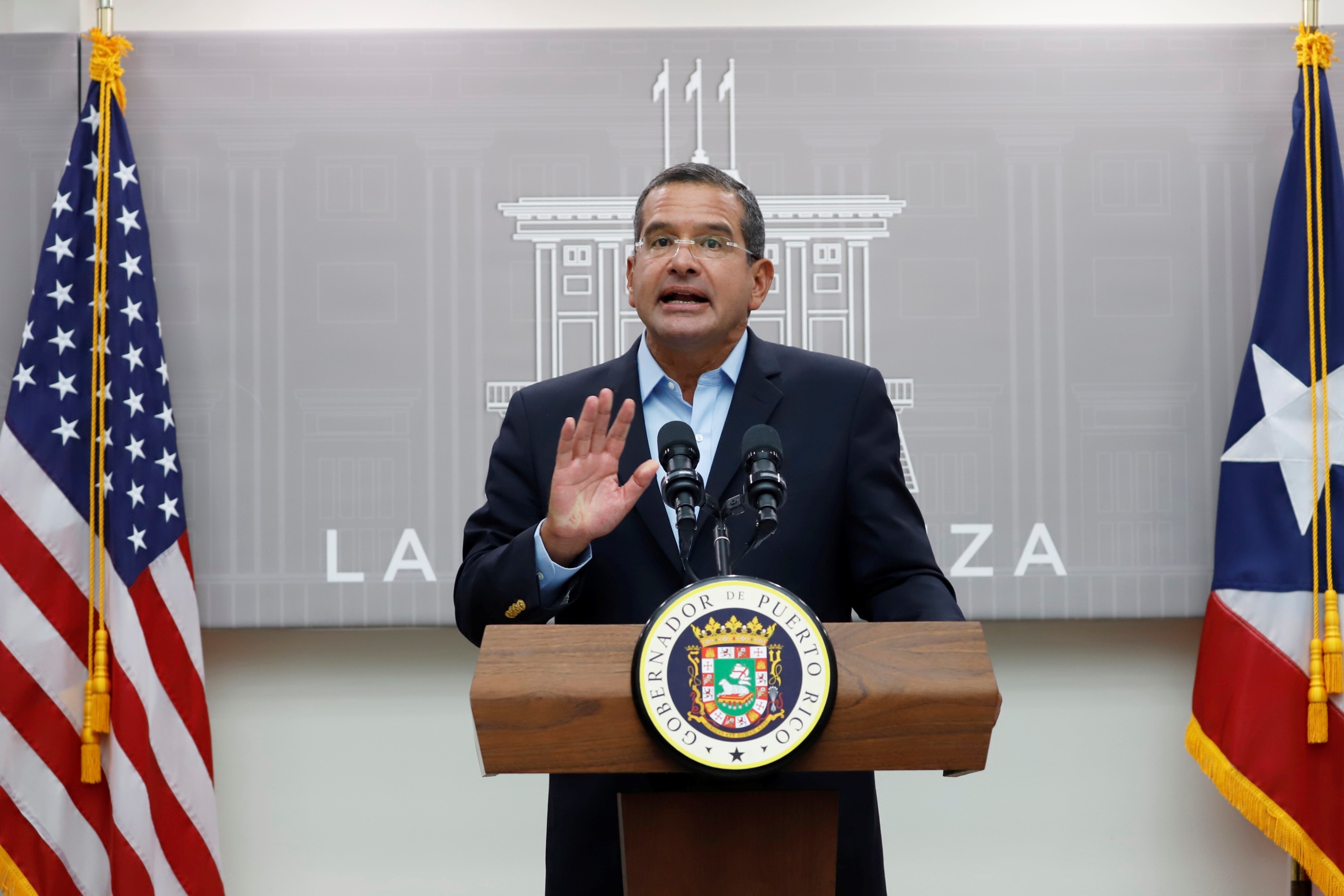 Gobernador PR firma una ley que propone reducir la deuda pública