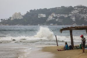 El huracán Rick toca tierra en el estado mexicano de Guerrero