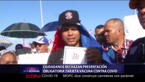Un grupo de ciudadanos se reunió en la Plaza de la Bandera para expresar su rechazó a la presentación obligatoria de la tarjeta vacuna