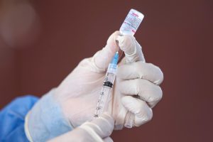 Vacunas no son una terapia genética con efectos adversos desconocidos 