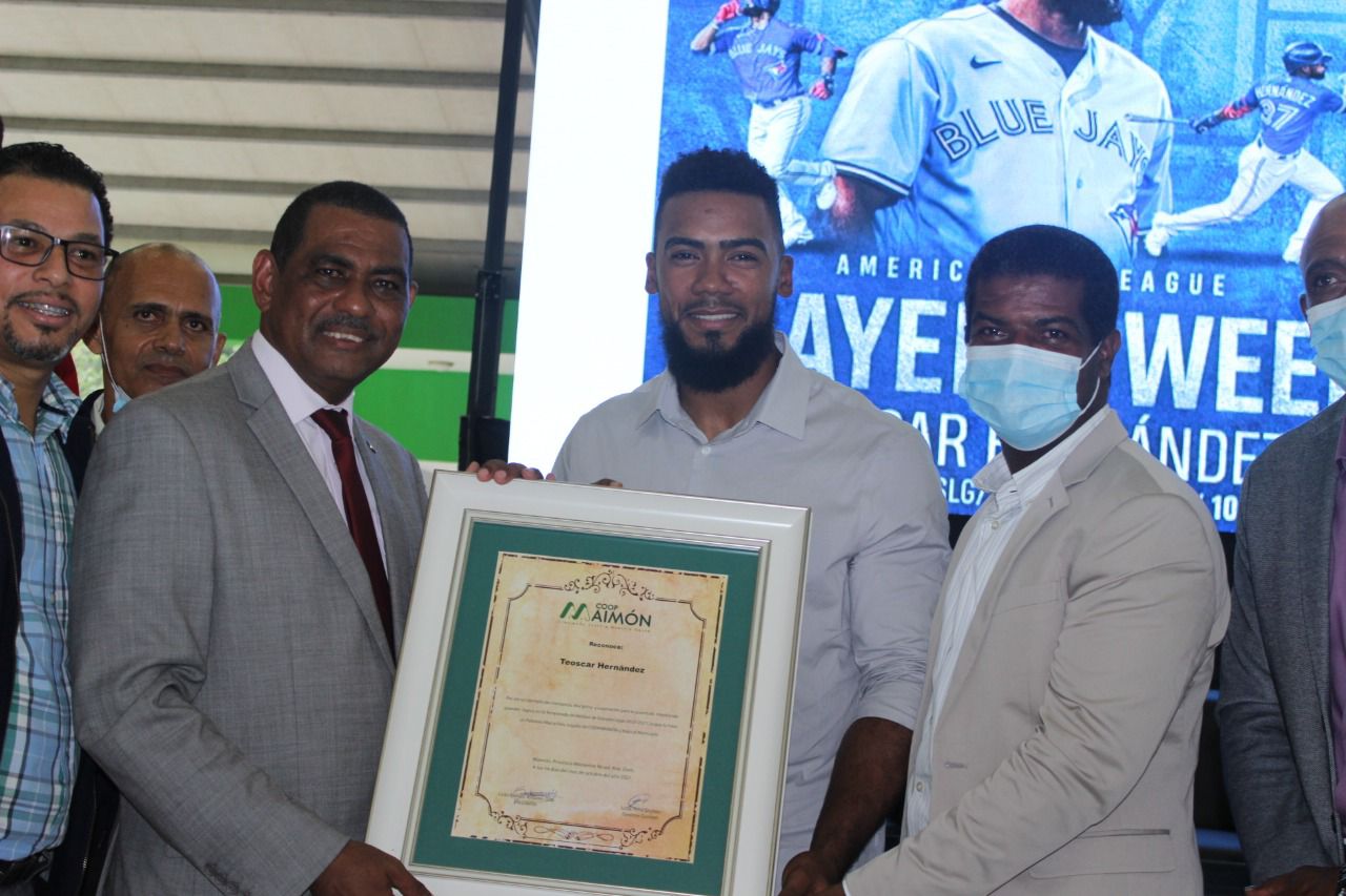 CoopMaimón reconoce al Pelotero Teoscar Hernández