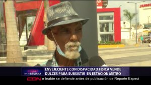 Psicólogo con discapacidad vende dulces en estación del Metro