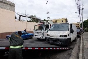 DIGESETT retira chatarras y elimina parqueos improvisados en el GSD