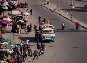 Haití vive tercera jornada de paro con aumento actividad en la capital