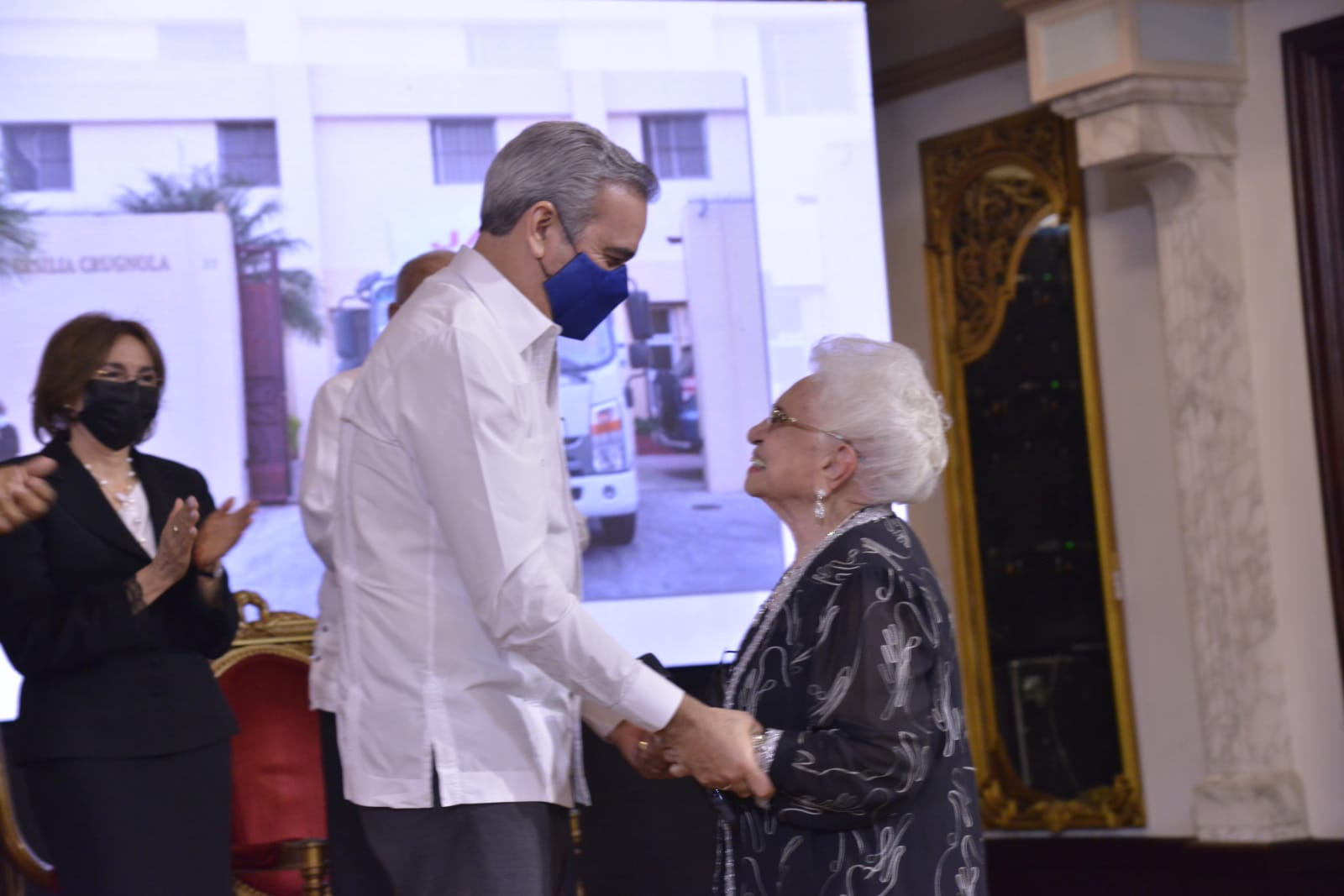 Gobierno otorga pensión solidaria para tres mil envejecientes