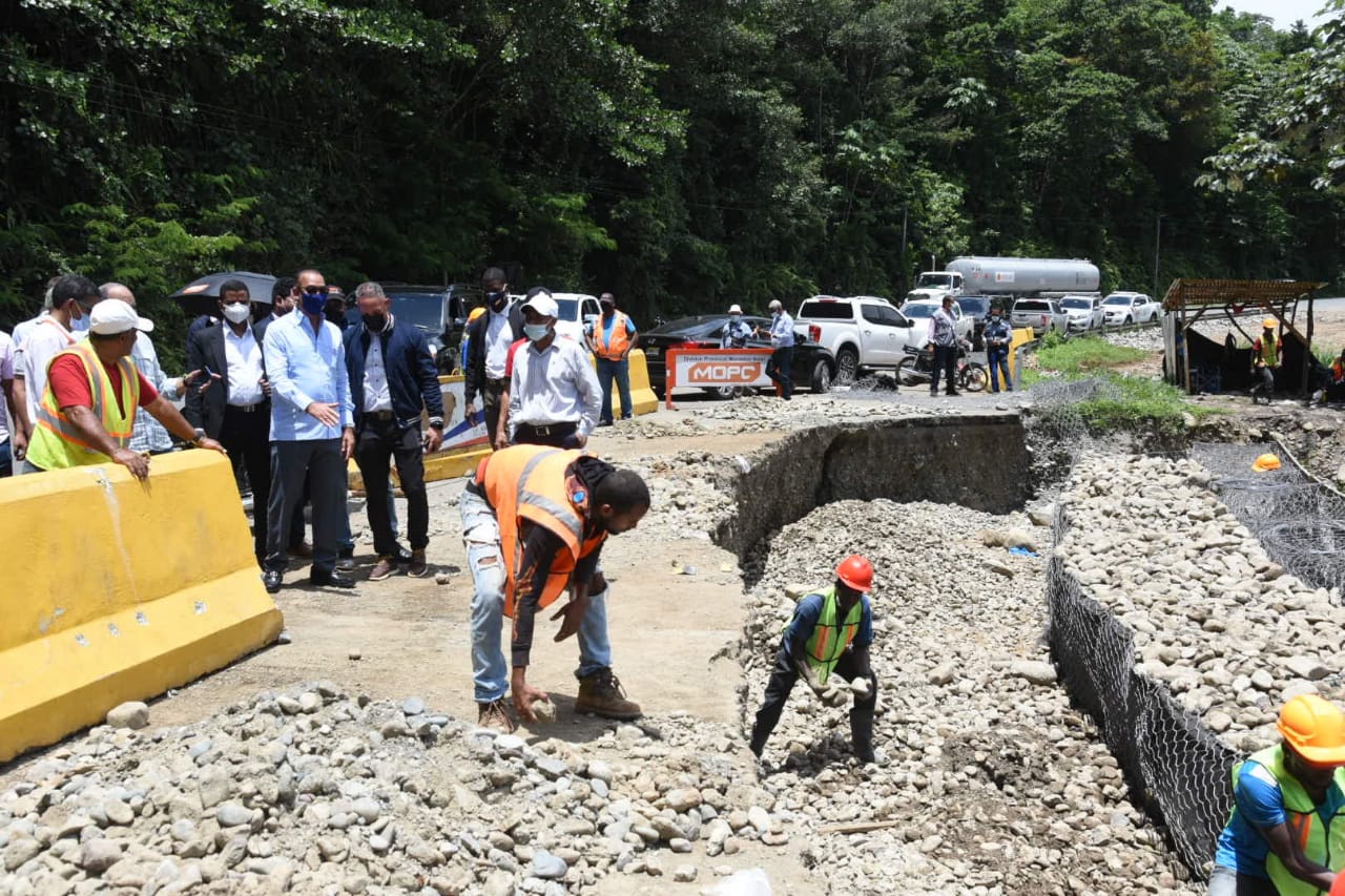 MOPC dice construye carreteras con parámetros para reducir accidentes