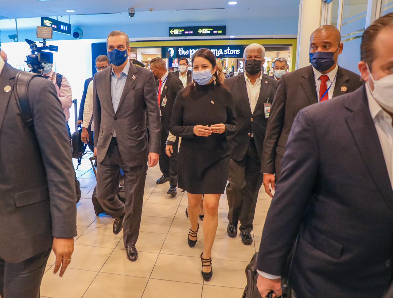 Presidente Abinader llega a Panamá; tratará temas migratorios
