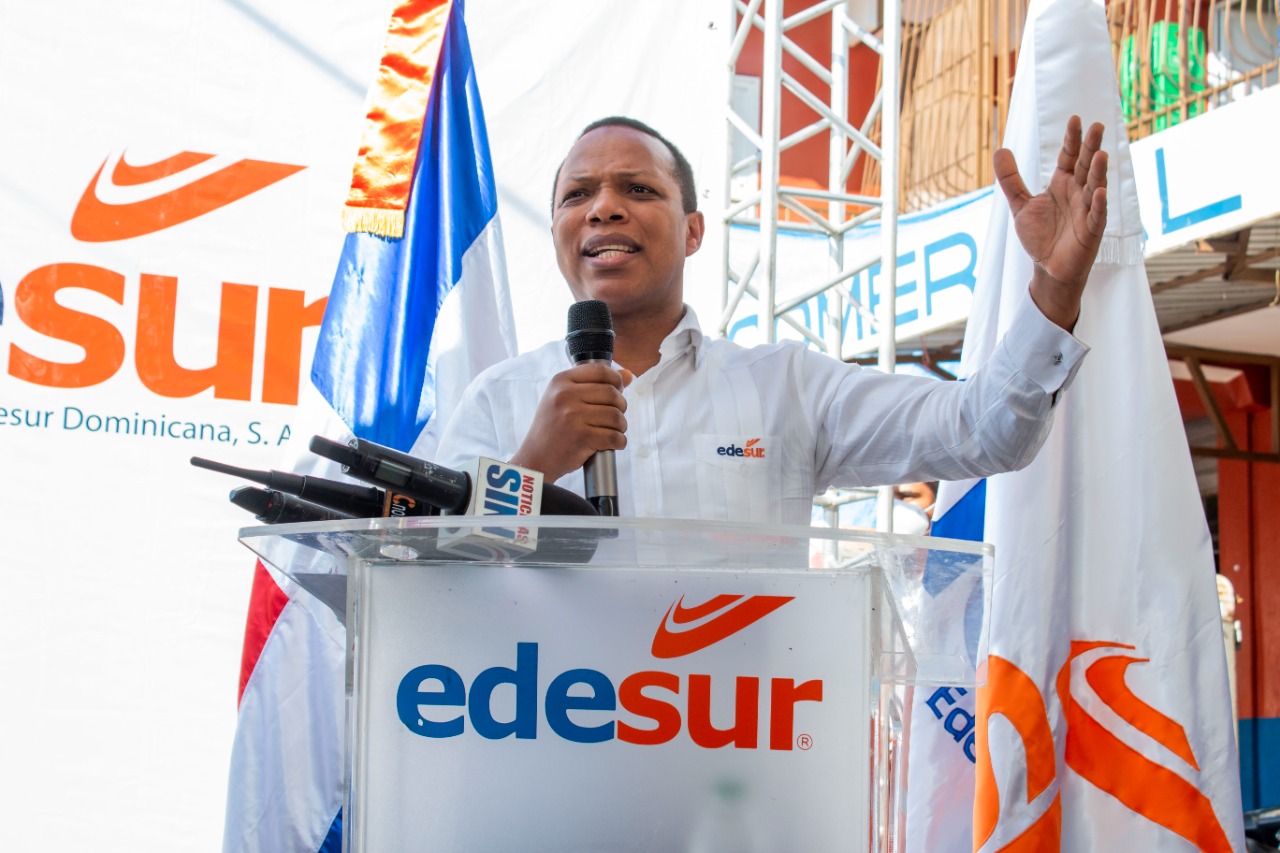 Edesur ilumina y electrifica mercado municipal de SJM